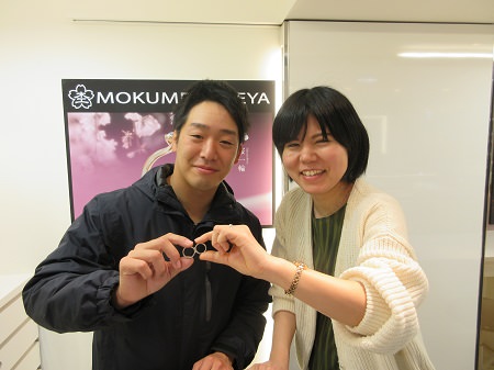 http://www.mokumeganeya.com/blog/customer/17112901%E6%9C%A8%E7%9B%AE%E9%87%91%E3%81%AE%E7%B5%90%E5%A9%9A%E6%8C%87%E8%BC%AA%EF%BC%BFQ001.JPG