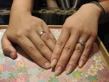 http://www.mokumeganeya.com/blog/customer/8%E6%9C%882%E6%97%A5%2B%E6%9C%A8%E7%9B%AE%E9%87%91%E5%B1%8B%E3%81%AE%E7%B5%90%E5%A9%9A%E6%8C%87%E8%BC%AA%2B%E9%8A%80%E5%BA%A7%E5%BA%97003.JPG