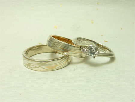 http://www.mokumeganeya.com/blog/customer/assets_c/2011/07/110721木目金の婚約結婚指輪-thumb-450x338-7887.jpg