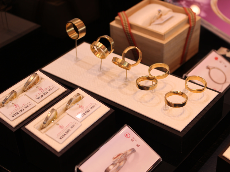�V���̌����w�֐��X�@BROOCH