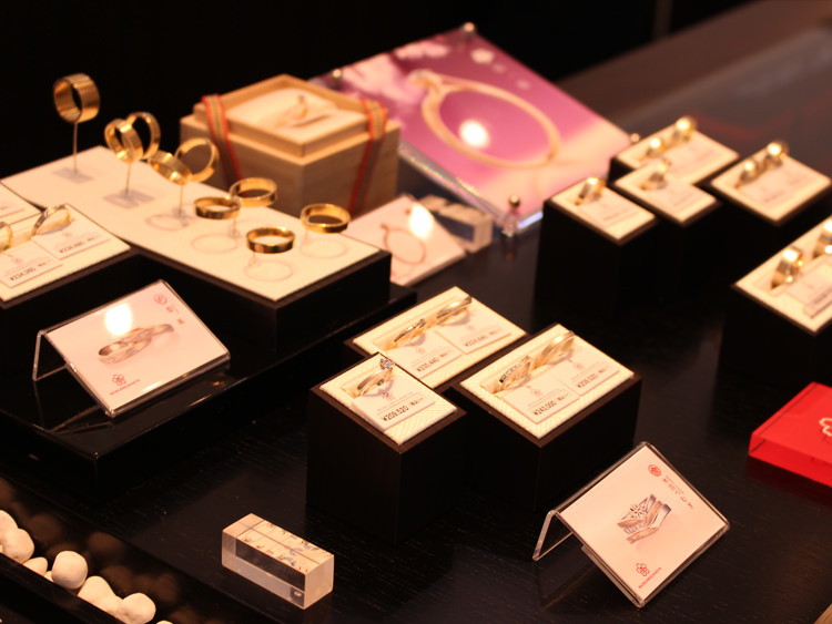 �V���̌����w�֐��X�@BROOCH