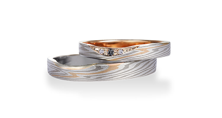 伝統技法の木目金で製作された和風の手作り結婚指輪（マリッジリング）「紅ひとすじ」のペアリング。ブラックダイヤモンドのアレンジ