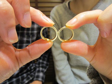 左手の薬指に指輪をつけた嫁を見て、ニヤニヤが止まらなくなってしまいました。 千葉県 N.M様 Y.T様（お渡し担当：井上）｜和のオーダーメイド