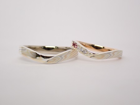 24041803単色の婚約指輪と木目金の結婚指輪B005.JPG