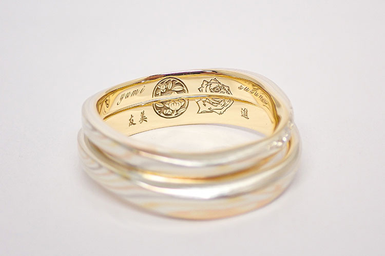 結婚指輪の内側にいれる家紋とバラの刻印