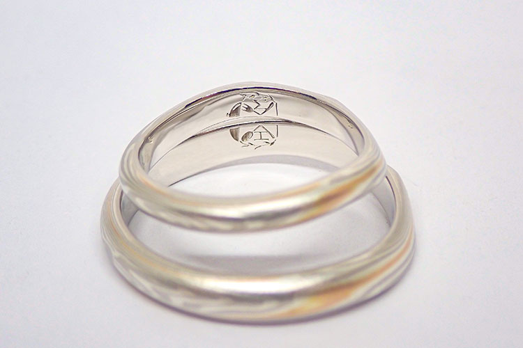 結婚指輪の内側にいれる料理の上にかぶせる蓋とスプーン、フォークとおふたりのイニシャルの刻印
