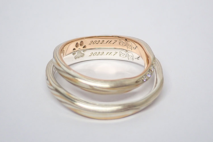 結婚指輪の内側にいれる肉球とおふたりのイラストの刻印