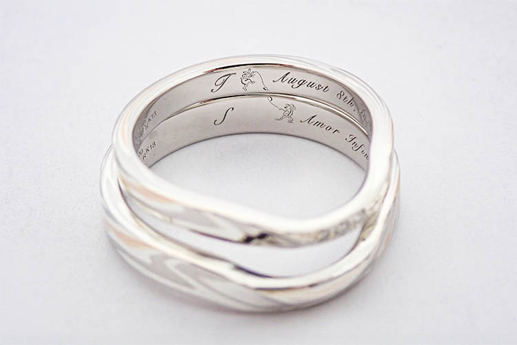 結婚指輪の内側にいれるウサギとカエルの刻印