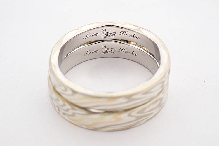 結婚指輪の内側にいれる2匹の猫の刻印