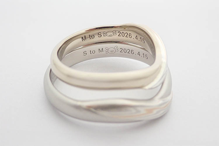 結婚指輪の内側にいれるウーパールーパーの刻印