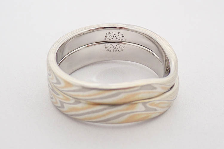 結婚指輪の内側にいれる月の満ち欠けをモチーフにした刻印