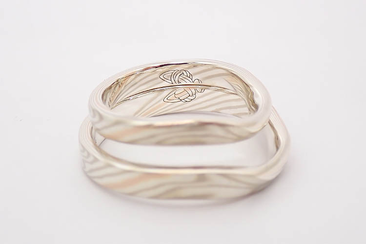 結婚指輪の内側にいれる猫の水引の刻印