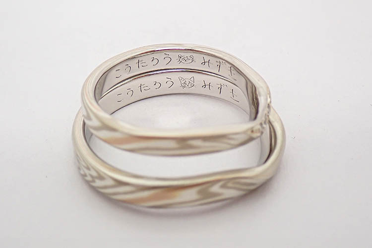 結婚指輪の内側にいれる子猫の刻印