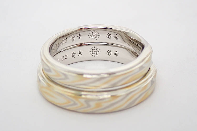 結婚指輪の内側にいれる雪の結晶と花火の刻印