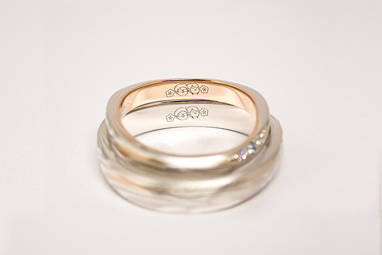 結婚指輪の内側にいれるおふたりの似顔絵と梅の刻印