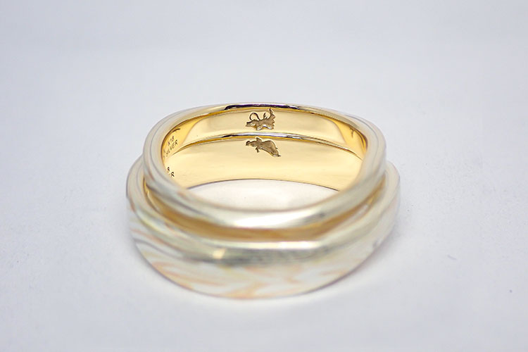 結婚指輪の内側にいれる織姫と彦星の刻印