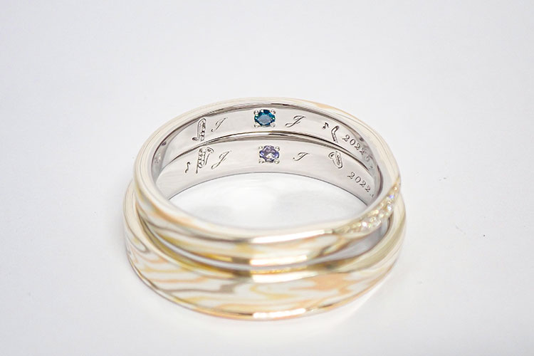 結婚指輪の内側にいれるコントラバスクラリネットとサックスの刻印