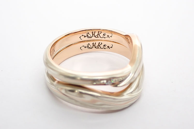 結婚指輪の内側にいれるおふたりのイニシャルとアイビーの蔦の刻印