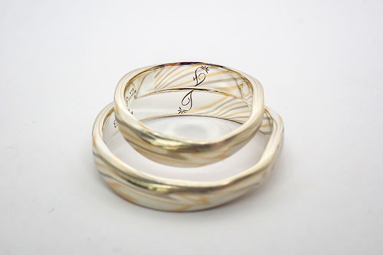 結婚指輪の内側にいれるイニシャルと蓮の花の葉を組み合わせたデザインの刻印