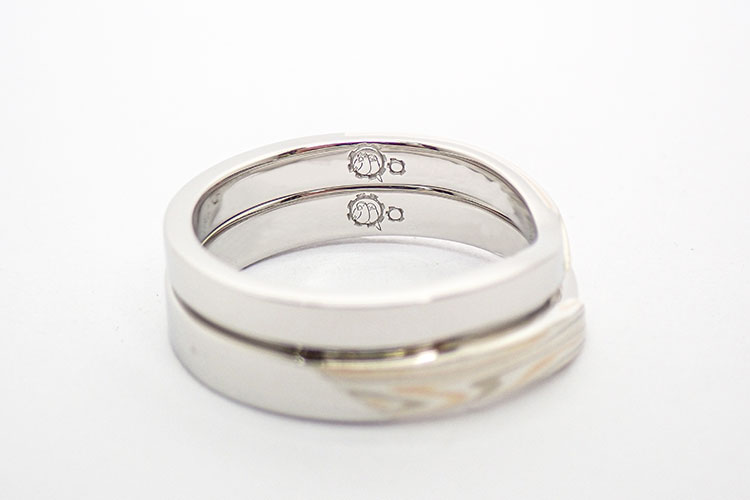 結婚指輪の内側にいれるロボットとインコを組み合わせたデザインの刻印