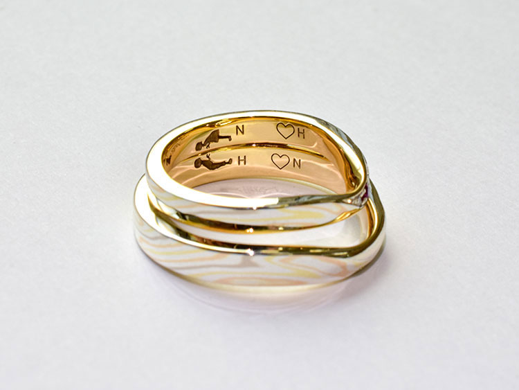 結婚指輪の内側にいれる手をハートにしたの刻印