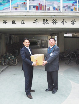千駄ヶ谷小学校校長先生(左)と杢目金屋代表・髙橋(右)