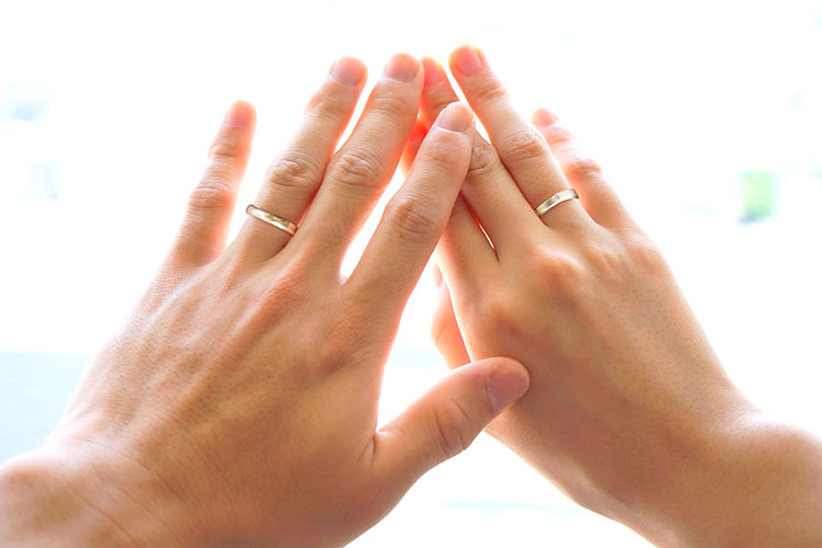 結婚指輪（マリッジリング）の幅の選び方　男女指輪装着イメージ
