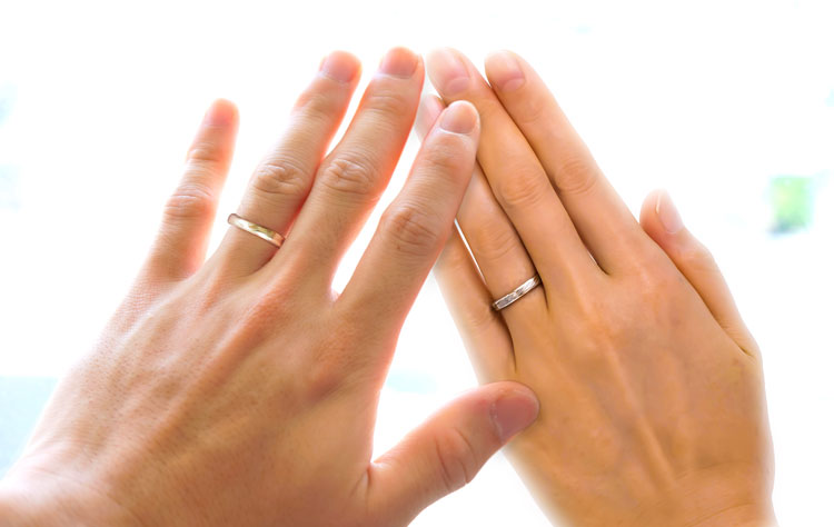 結婚指輪（マリッジリング）の幅の選び方　男女指輪装着イメージ