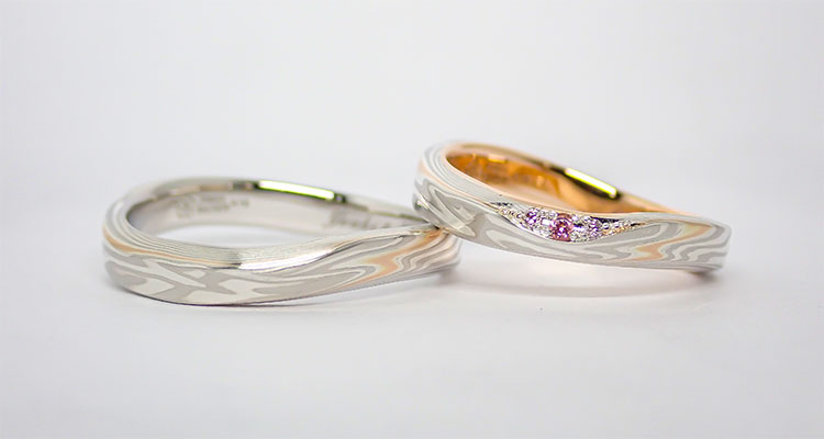 婚約指輪・結婚指輪おすすめ人気デザインランキング　杢目金屋の結婚指輪の人気デザインランキング1位　波型紅ひとすじ　お客さま事例