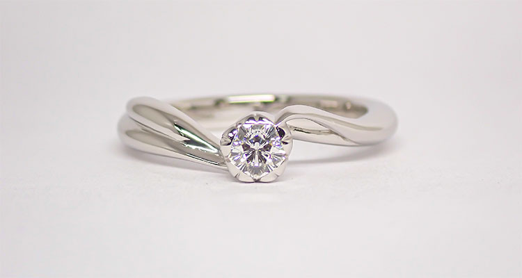 婚約指輪・結婚指輪おすすめ人気デザインランキング　杢目金屋の婚約指輪の人気デザインランキング1位　桜一輪お客さま事例