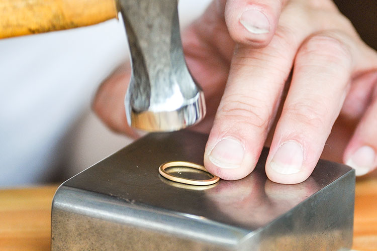 結婚指輪（マリッジリング）は鍛造、鋳造どちらがよい？ 婚約指輪・結婚指輪　鍛造製法