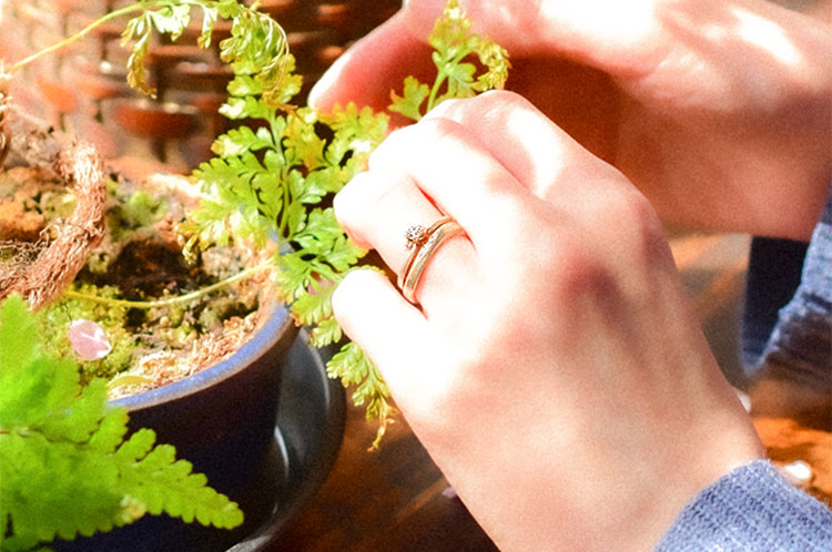植物モチーフの結婚指輪・婚約指輪　肌なじみの良い杢目金屋の結婚指輪