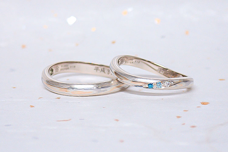 個性的な結婚指輪　甲丸波型