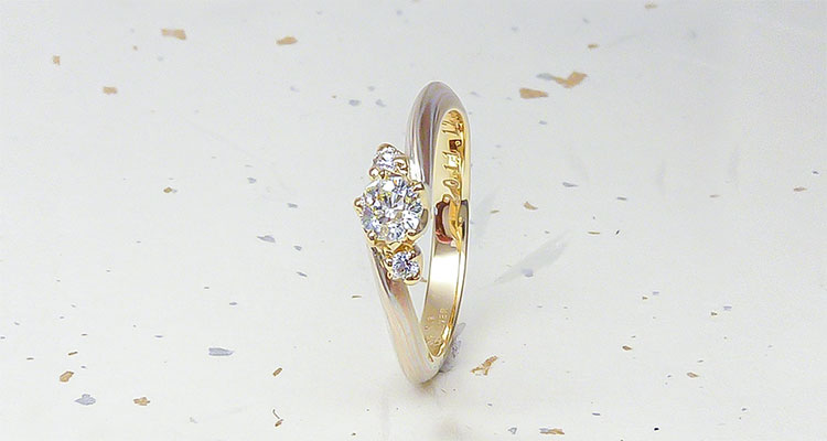 イエローゴールドで作る婚約指輪(エンゲージリング)　ピンクゴールド×シルバ　内リング素材:イエローゴールド婚約指輪