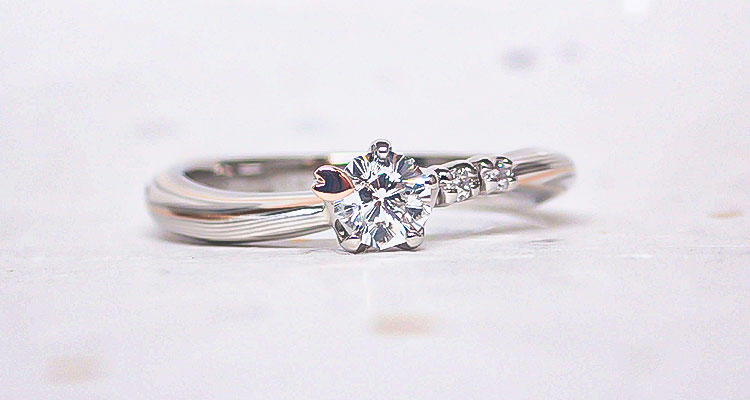 プラチナで作る婚約指輪(エンゲージリング)　プラチナ×ピンクゴールドひとすじ×シルバーの婚約指輪