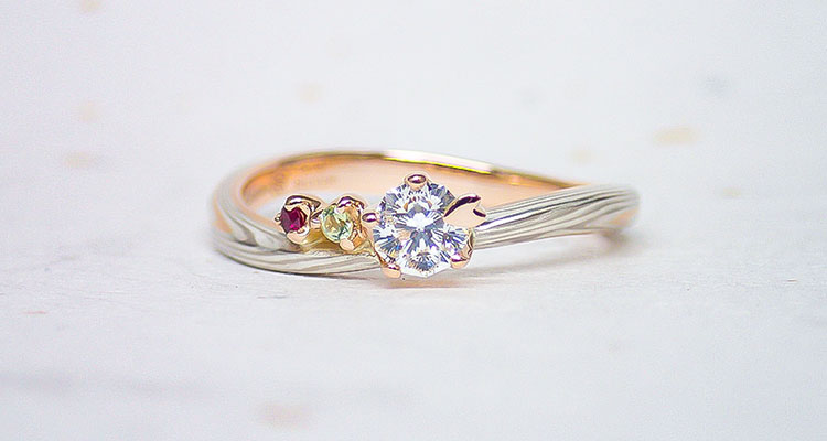 ピンクゴールドで作る婚約指輪(エンゲージリング)　ホワイトゴールド×ピンクゴールドひとすじ×シルバーの婚約指輪