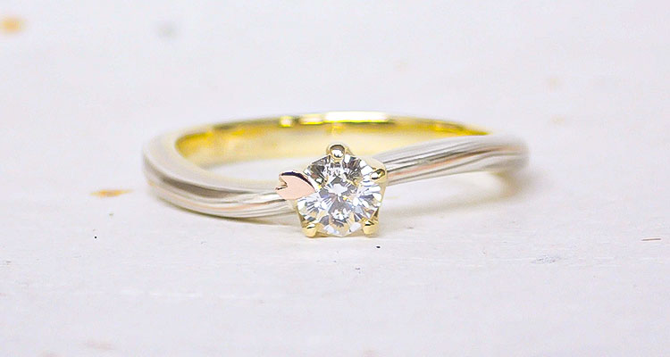 イエローゴールドで作る婚約指輪(エンゲージリング)　ホワイトゴールド×ピンクゴールドひとすじ×シルバー　内リング素材:イエローゴールド婚約指輪