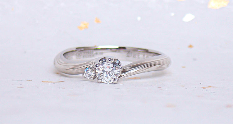 ホワイトゴールドで作る婚約指輪(エンゲージリング)　ホワイトゴールド×シルバーの婚約指輪