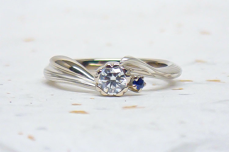 ホワイトゴールドで作る婚約指輪(エンゲージリング)　ホワイトゴールド×シルバーの婚約指輪