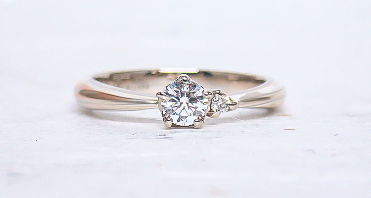 ホワイトゴールドで作る婚約指輪(エンゲージリング)　ホワイトゴールド×ピンクゴールド×グリーンゴールド×シルバーの婚約指輪