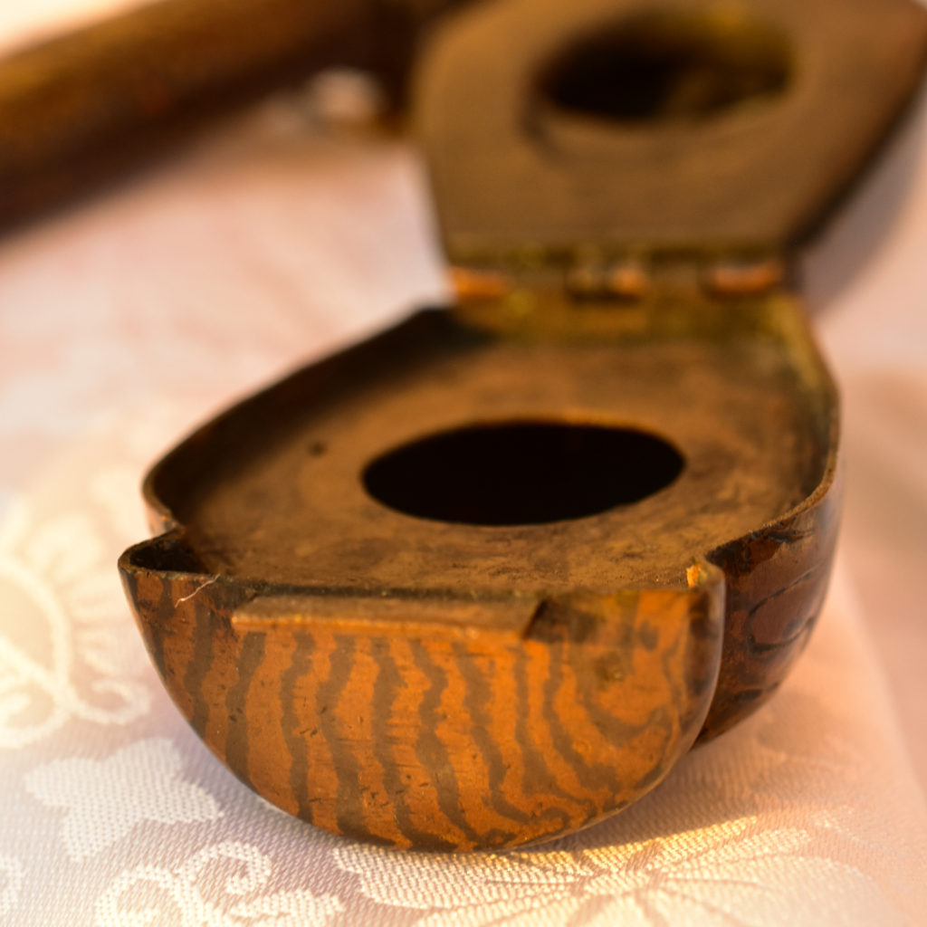 木目金矢立(やたて)江戸時代の筆記具の事です。木目金によってつくられたつぼ型の黒壺は珍しく、筆入れは真鍮地に荒らし鏨で表情をつけたもの。