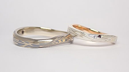 伝統技法の木目金で製作された和風の手作り結婚指輪（マリッジリング）１月の誕生石ガーネッのアレンジ