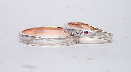伝統技法の木目金で製作された和風の手作り結婚指輪（マリッジリング）2月の誕生石アメジストのアレンジ