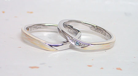 伝統技法の木目金で製作された和風の手作り結婚指輪（マリッジリング）3月の誕生石アクアマリンのアレンジ