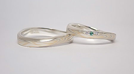 伝統技法の木目金で製作された和風の手作り結婚指輪（マリッジリング）5月の誕生石エメラルドのアレンジ