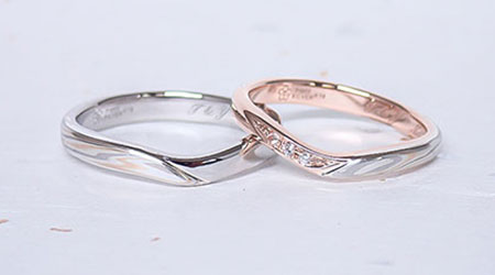 伝統技法の木目金で製作された和風の手作り結婚指輪（マリッジリング）6月の誕生石ムーンストーンのアレンジ