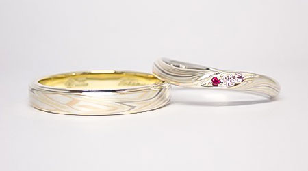 伝統技法の木目金で製作された和風の手作り結婚指輪（マリッジリング）7月の誕生石ルビーのアレンジ