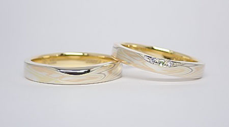 伝統技法の木目金で製作された和風の手作り結婚指輪（マリッジリング）8月の誕生石ぺリドットのアレンジ