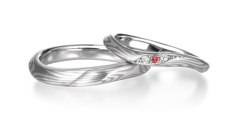 伝統技法の木目金で製作された和風の手作り結婚指輪（マリッジリング）「月桜」のペアリング。１月の誕生石ガーネッのアレンジ