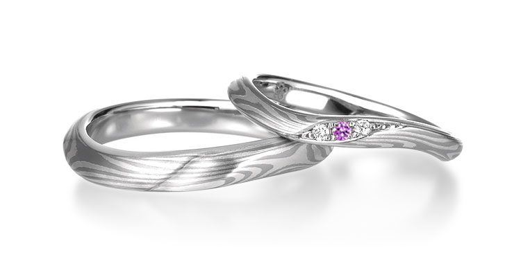 伝統技法の木目金で製作された和風の手作り結婚指輪（マリッジリング）「月桜」のペアリング。2月の誕生石アメジストのアレンジ